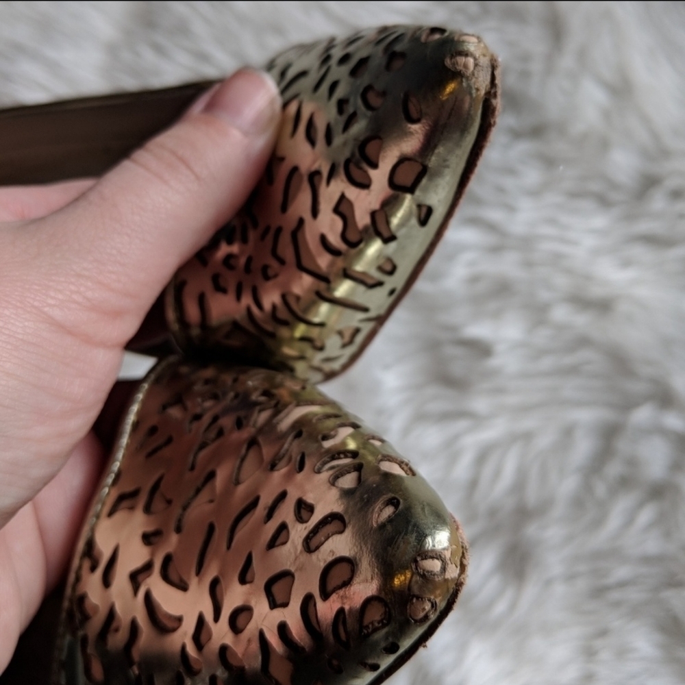 Alice + Olivia Gold Pumps - Size 35 - Picture 3 of 10